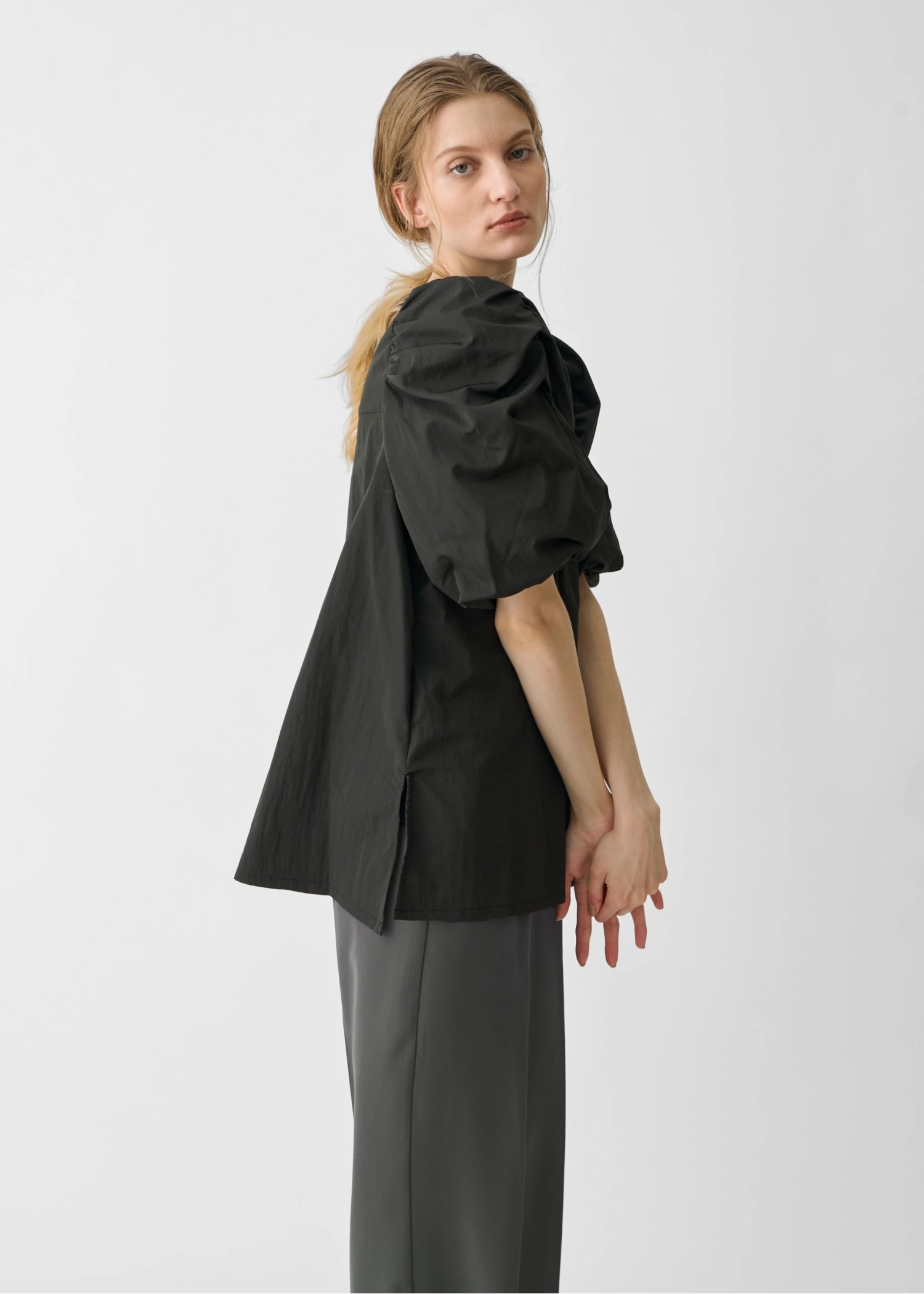 volume gather half sleeve zip BL