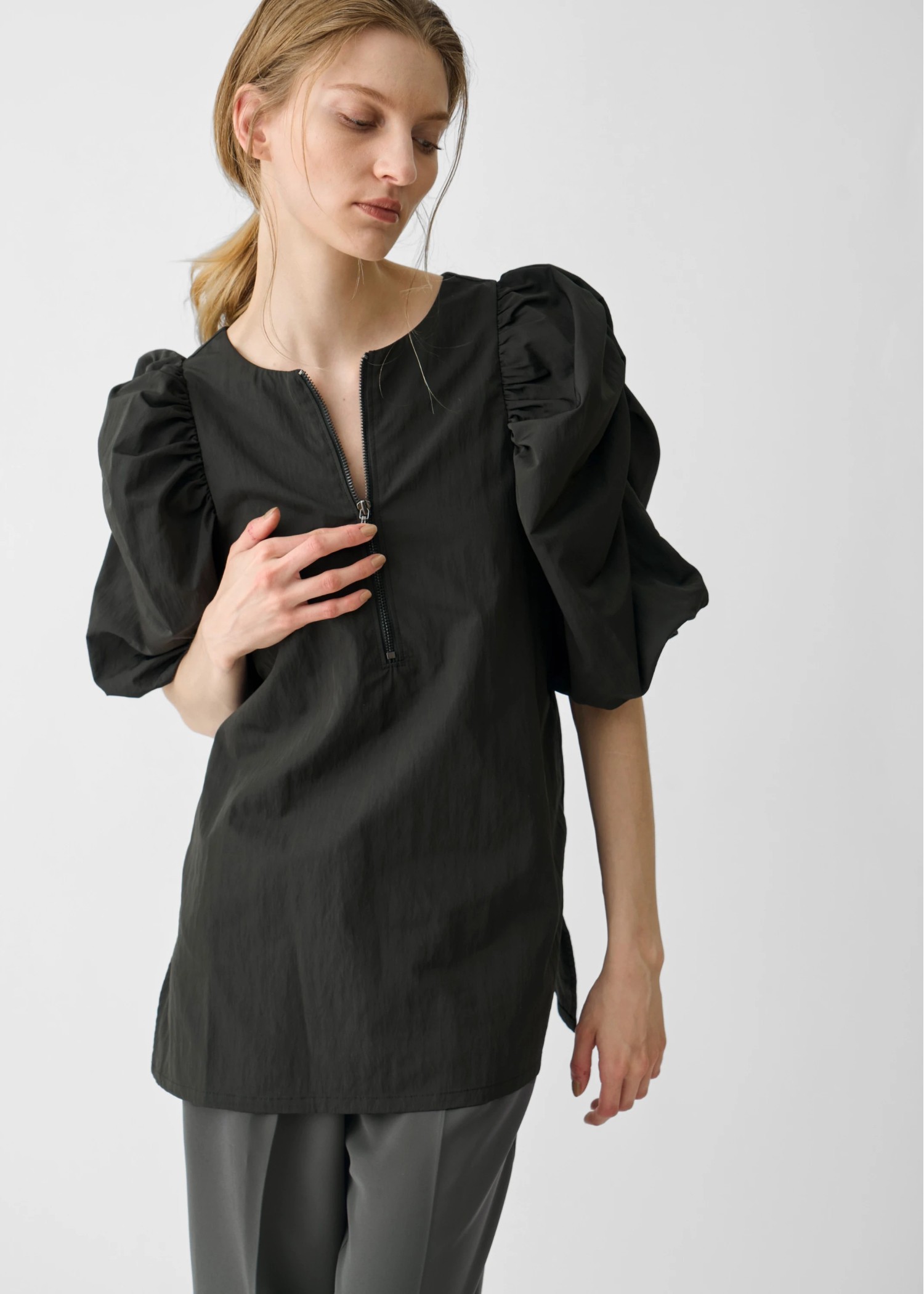 volume gather half sleeve zip BL