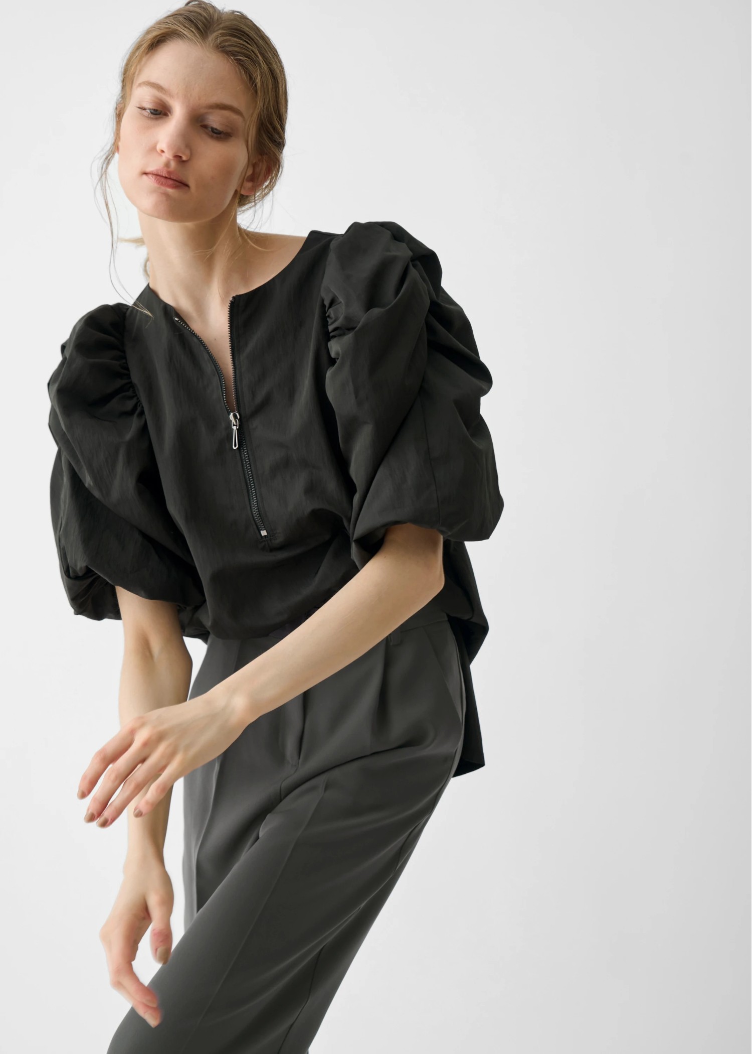 volume gather half sleeve zip BL