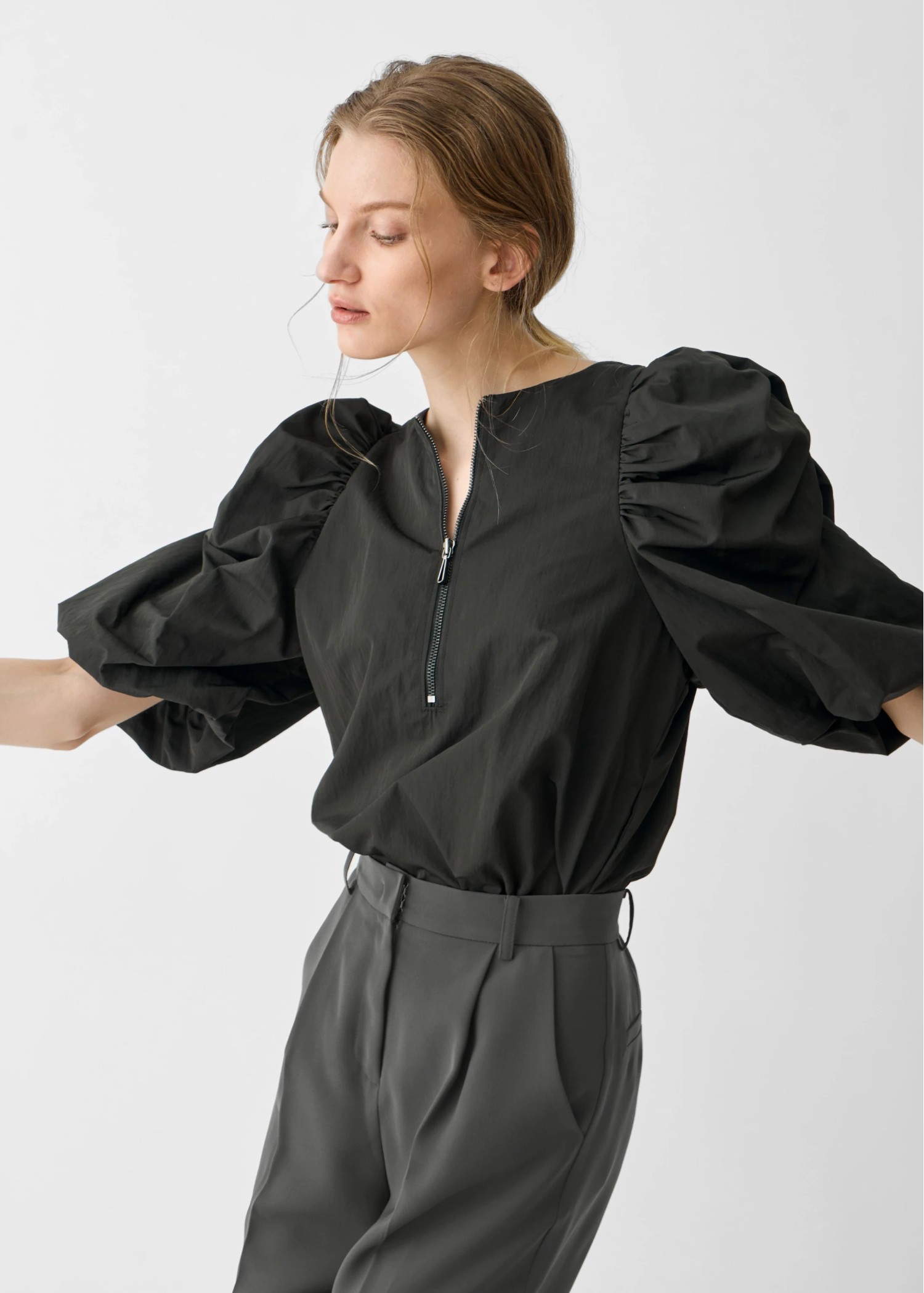 volume gather half sleeve zip BL