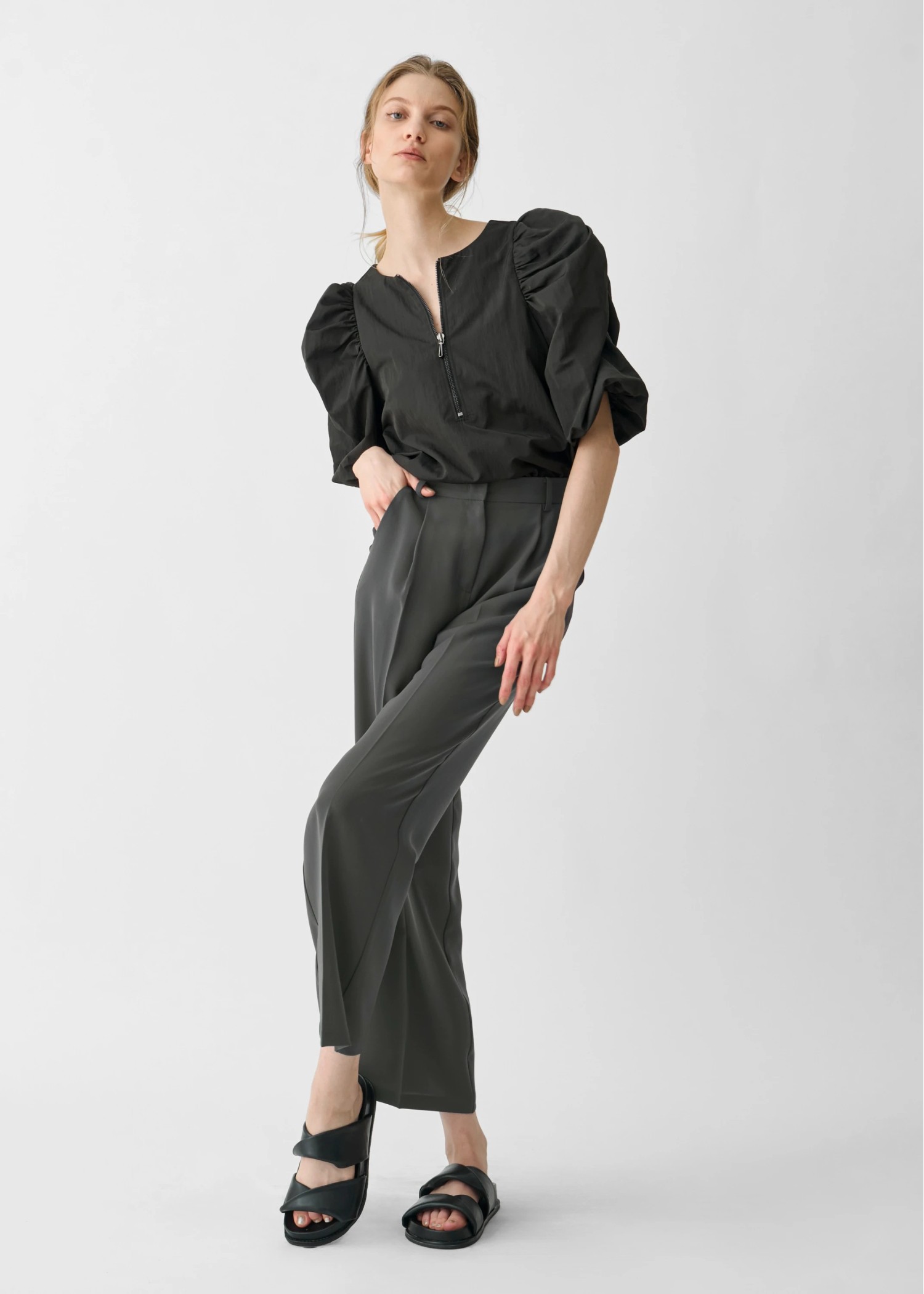 volume gather half sleeve zip BL