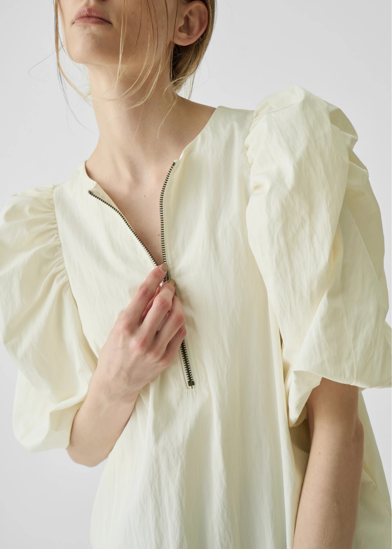 volume gather half sleeve zip BL