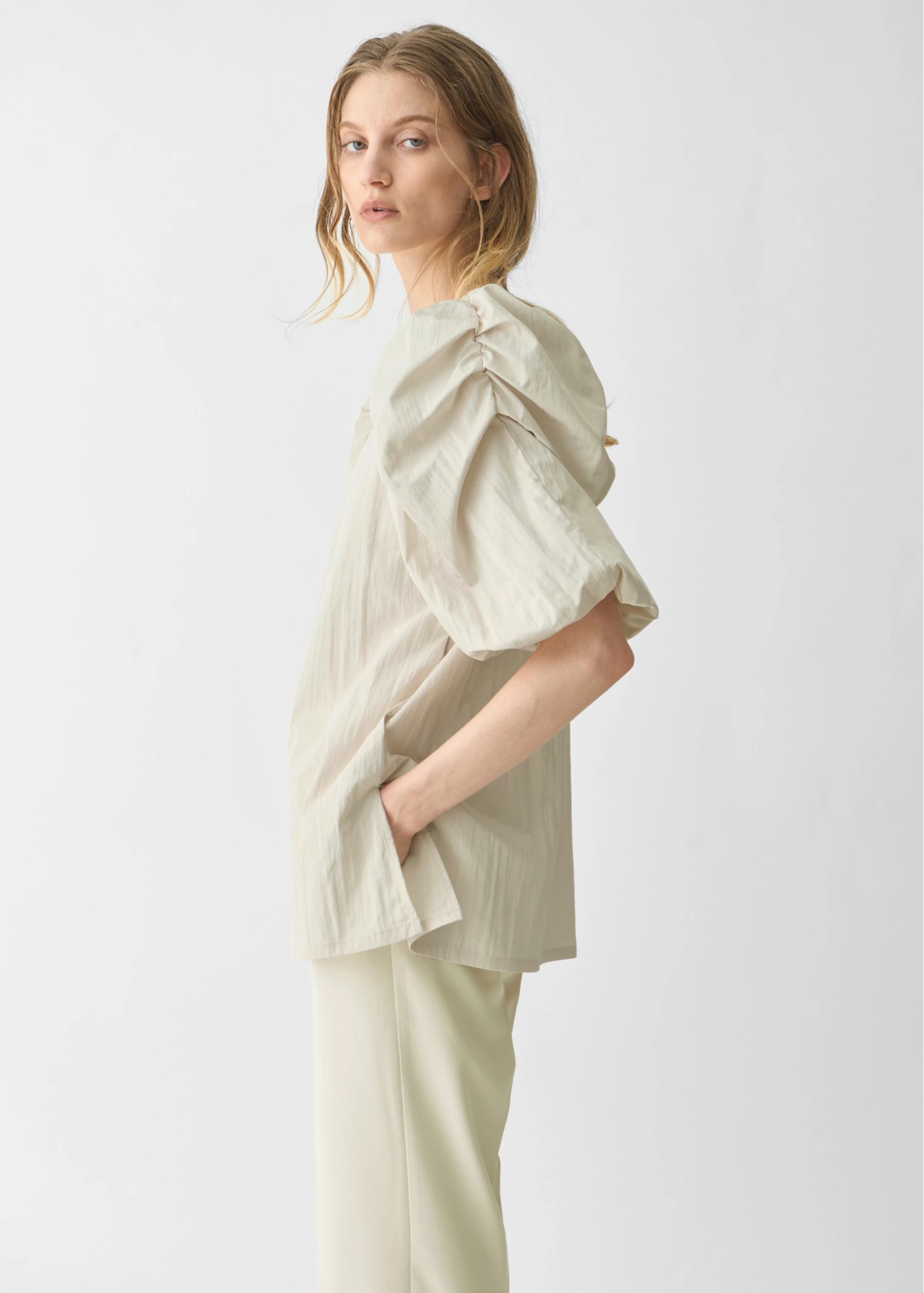 volume gather half sleeve zip BL