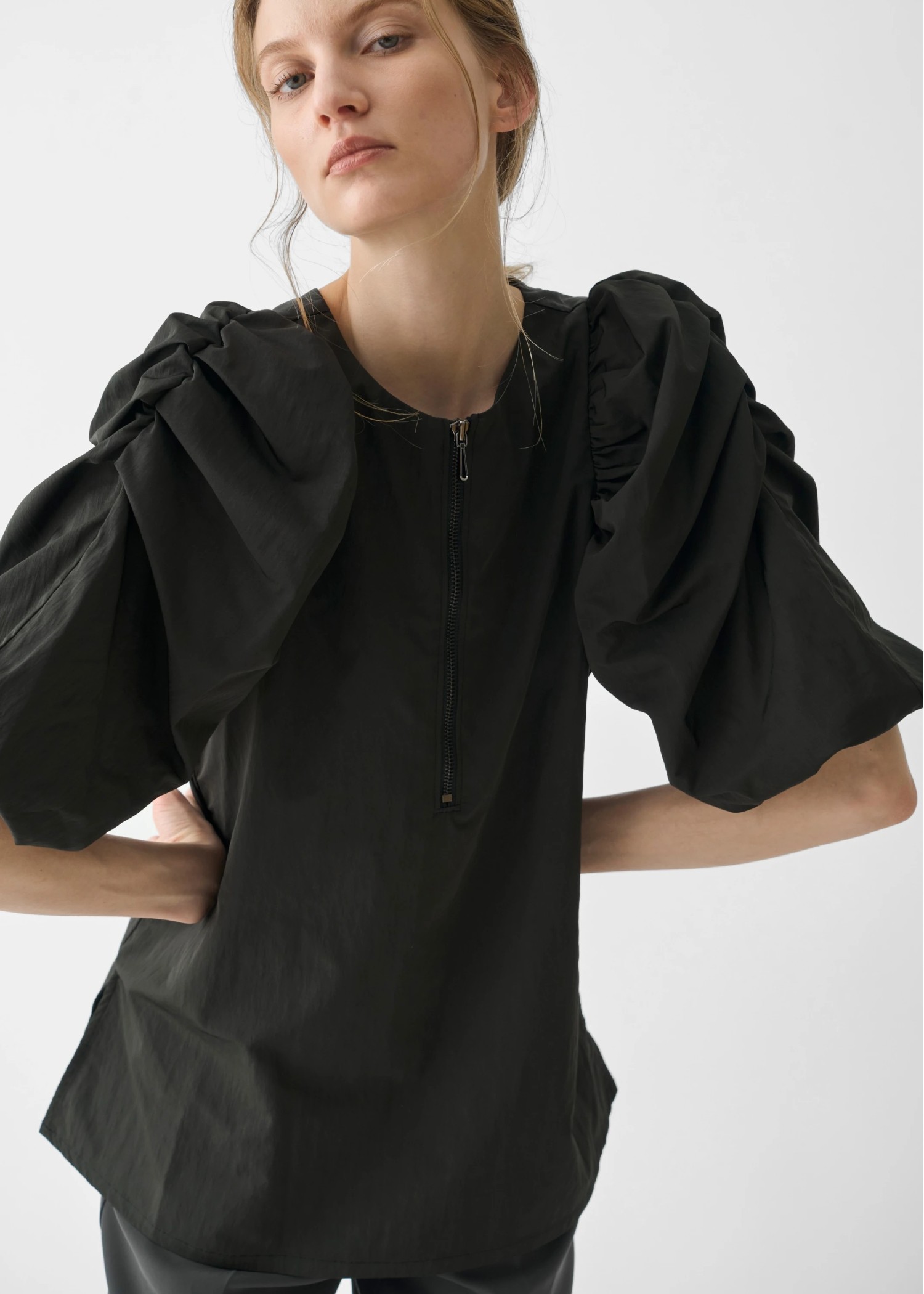 volume gather half sleeve zip BL