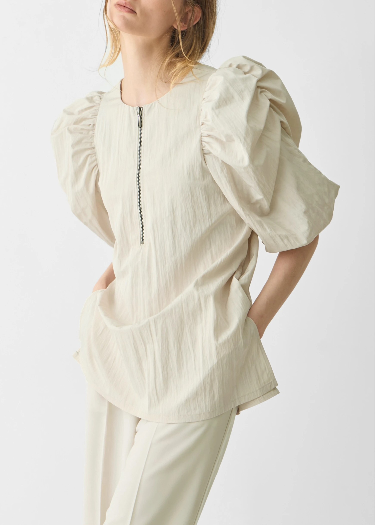 volume gather half sleeve zip BL