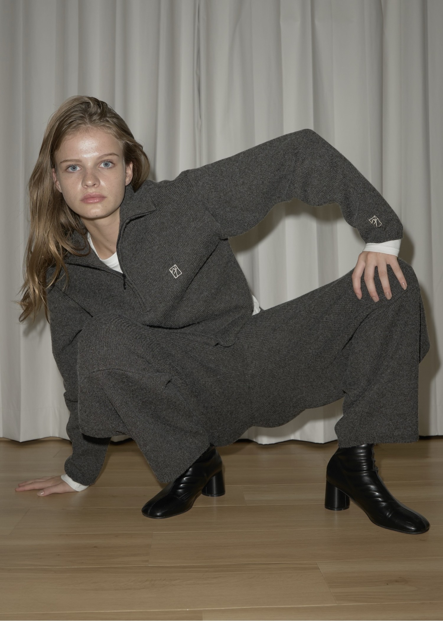 logo embroidery half zip high neck knit