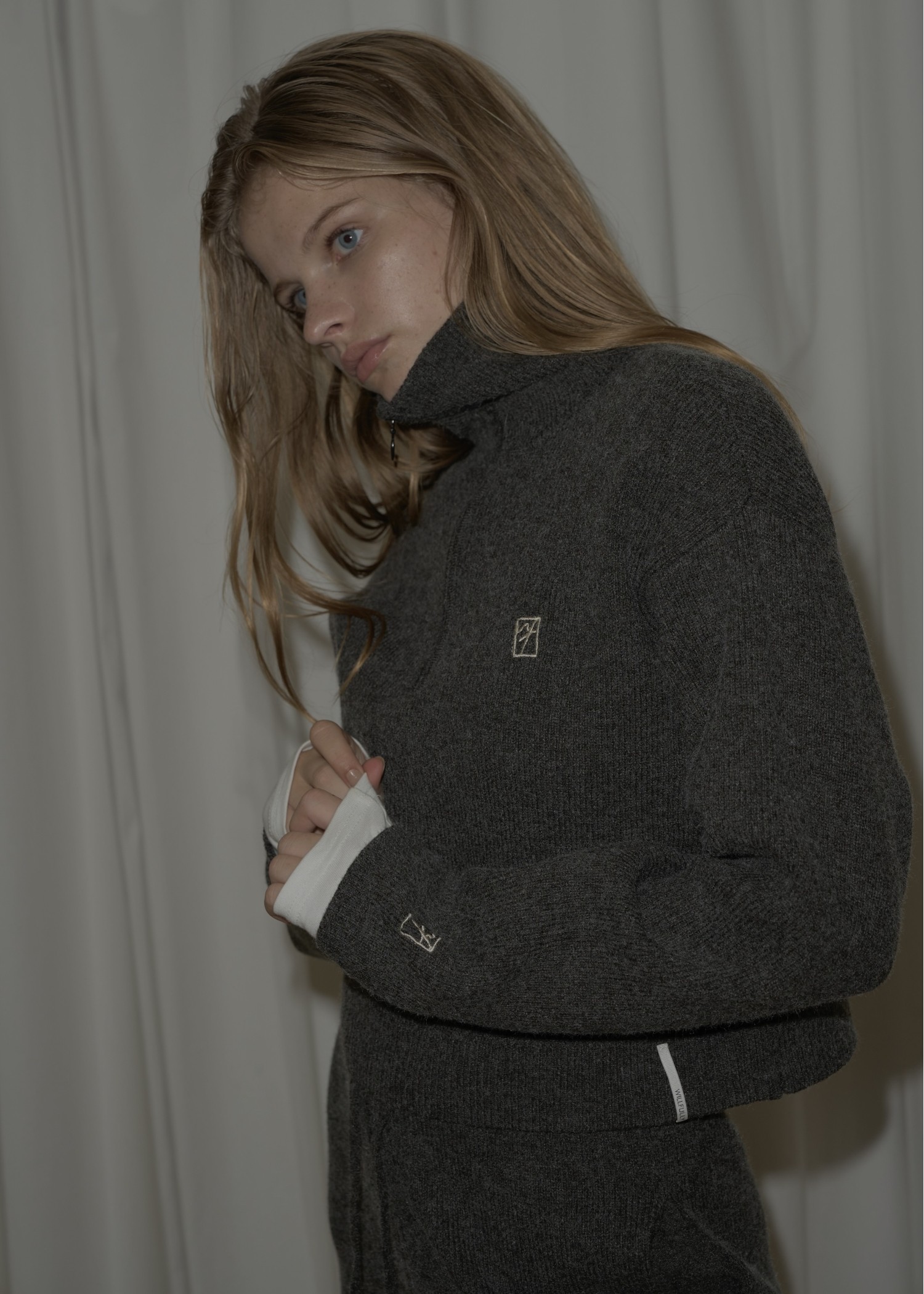 logo embroidery half zip high neck knit