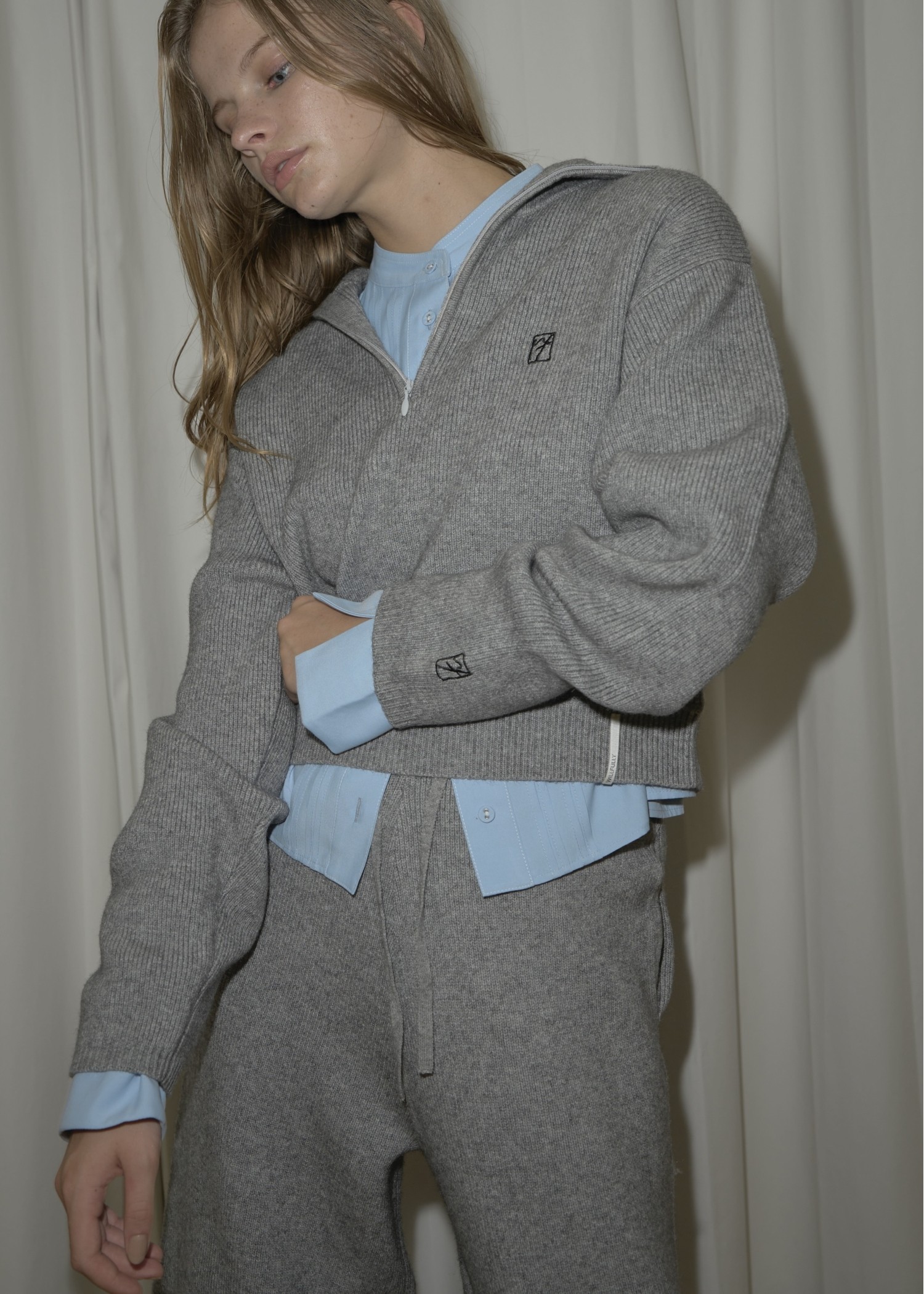 logo embroidery half zip high neck knit