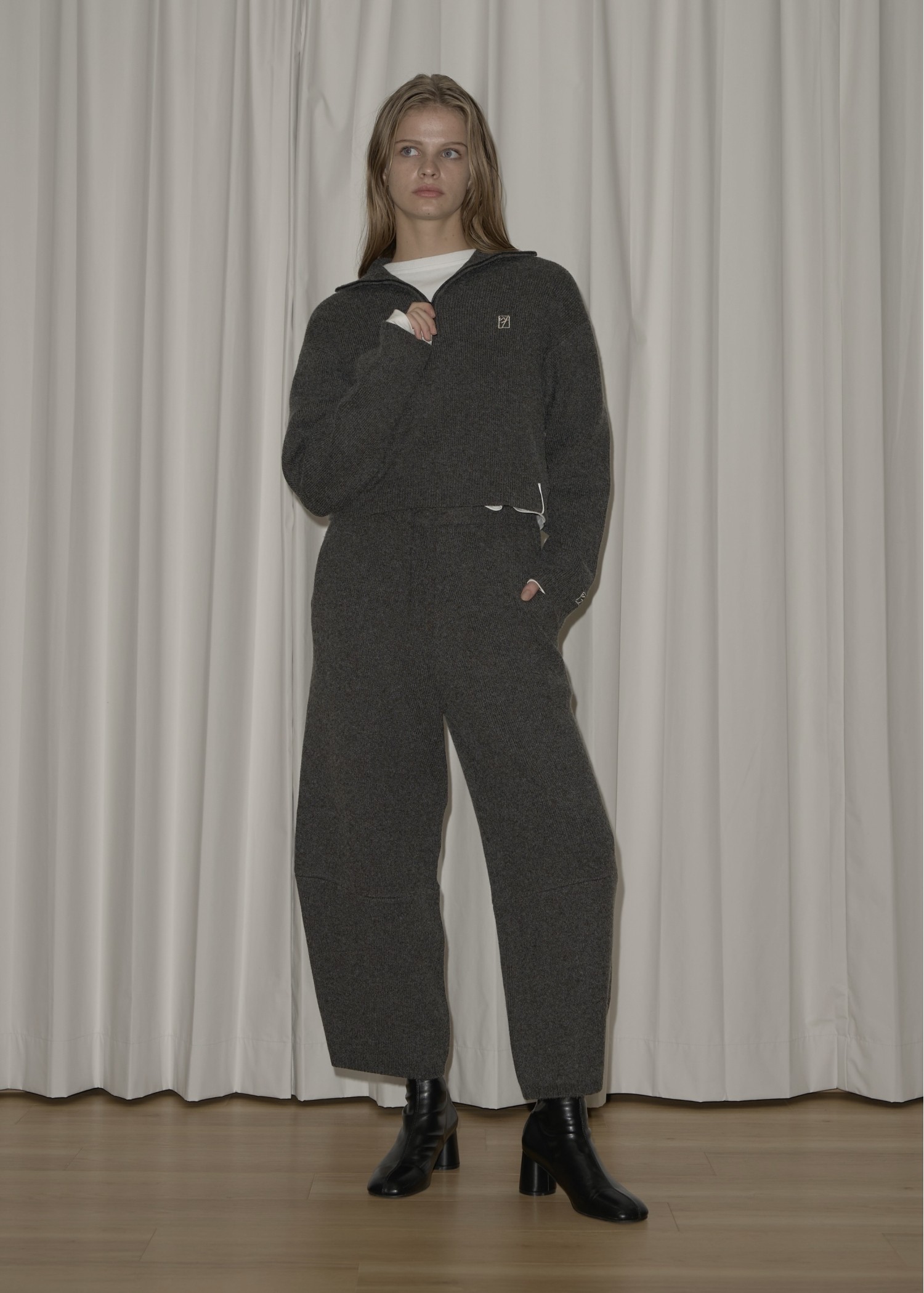 logo embroidery half zip high neck knit