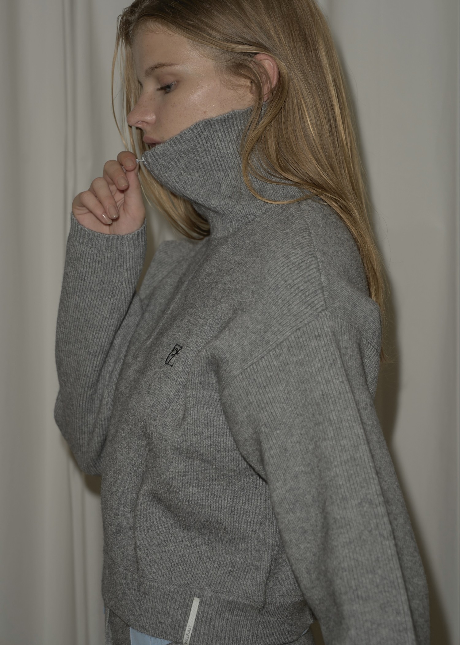 logo embroidery half zip high neck knit