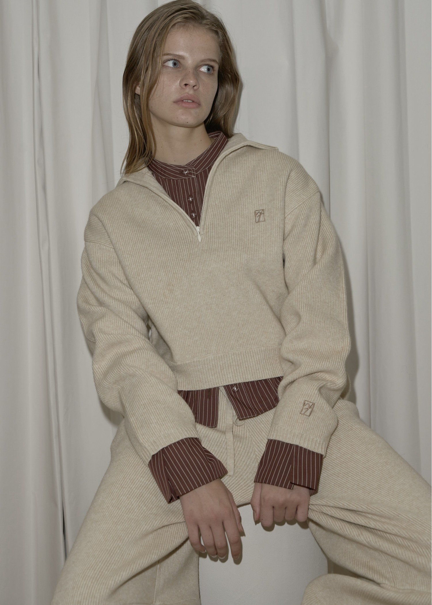 logo embroidery half zip high neck knit