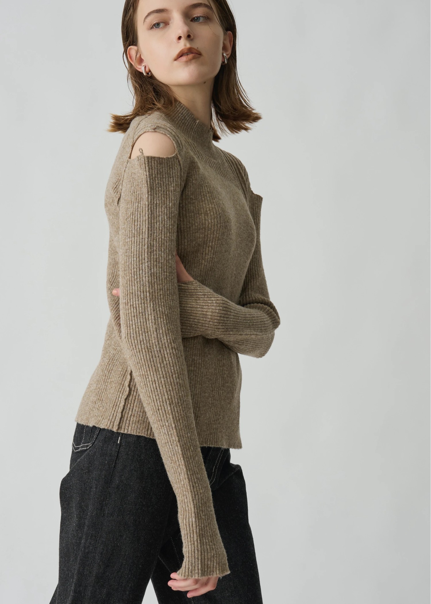shoulder notch finger hole rib knit